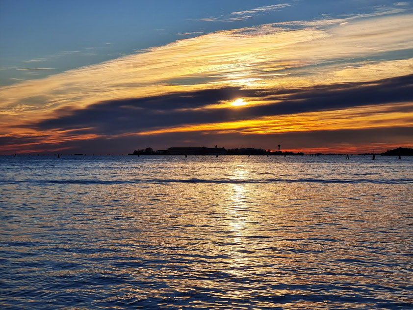 Sonnenuntergang über der Lagune von Venedig mit der Insel San Giorgio Maggiore