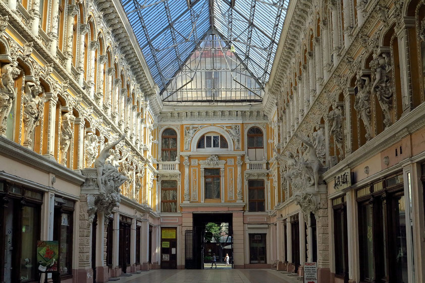 Passage an der Derybasivs'ka Street, 1898 - 1899 von denselben Architekten erbaut wie die Oper, den Wienern Fellner und Helmer