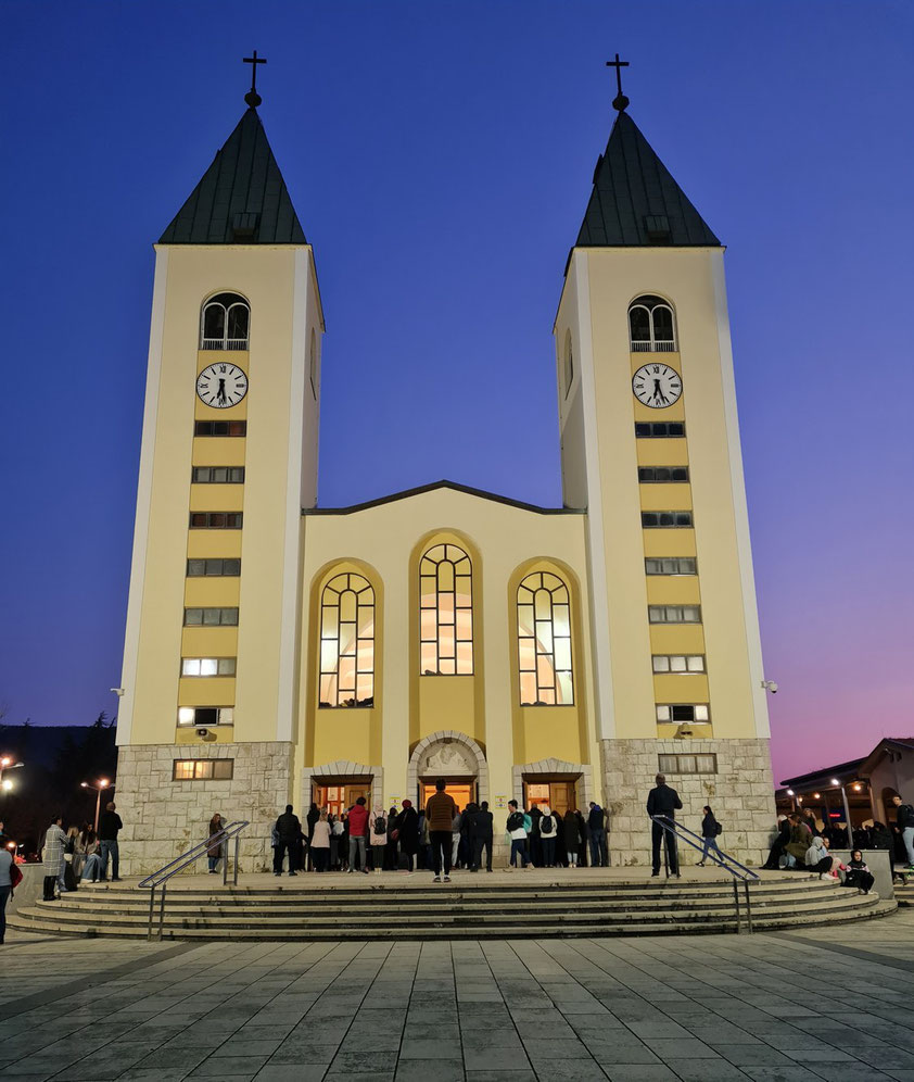 Abendlicher Gottesdienst in der Wallfahrtskirche von Medjugorje