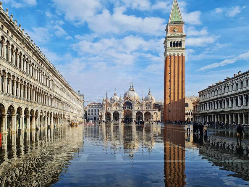 Venedig, der überschwemmte Markusplatz am 5. 1. 2022 um 12:08 Uhr