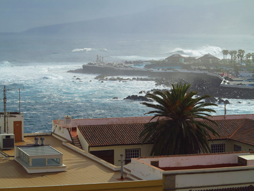 Blick vom Dach des Hotels Marquesa zur Costa Martiánez (schwere See mit hohen Wellen)