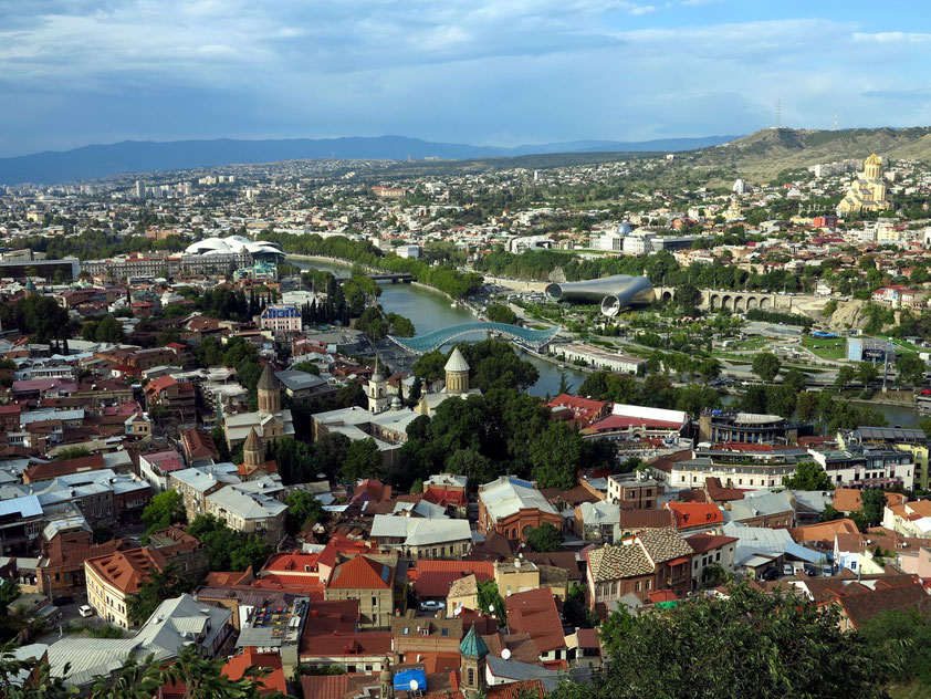 Blick von der Festung Nariqala auf Tbilisi