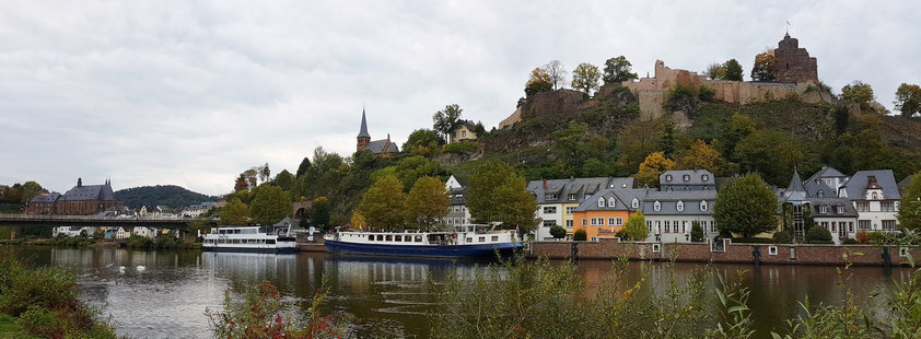 Panorama von Saarburg an der Saar, mit Burg, evangelischer Kirche (Mitte) und katholischer Pfarrkirche St. Laurentius (links)