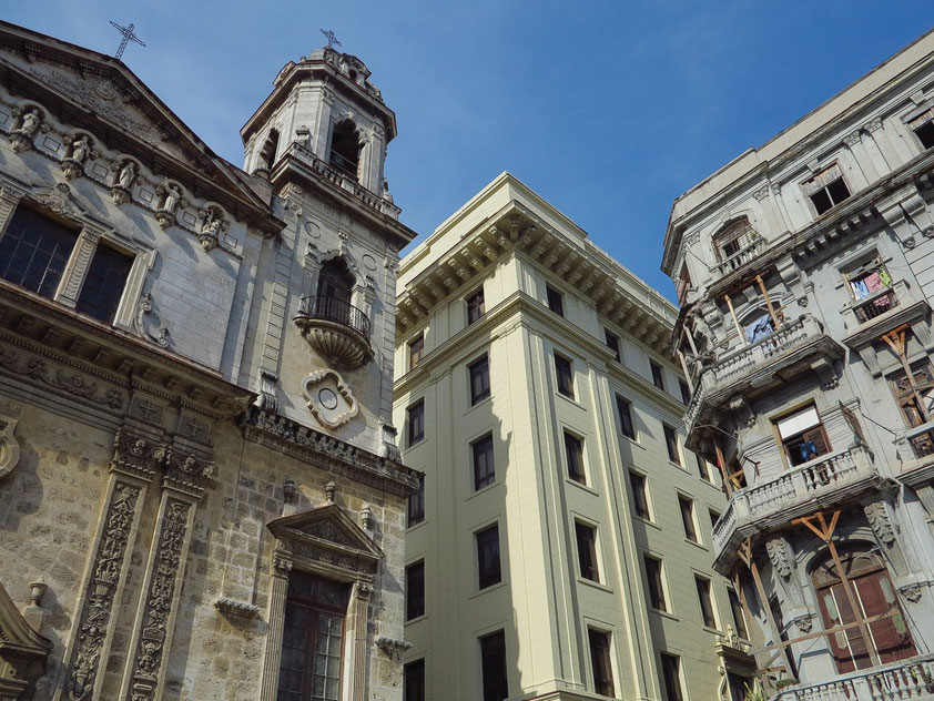 Vor der Iglesia de San Francisco el Nuevo o de San Agustín (links), Calle Cuba