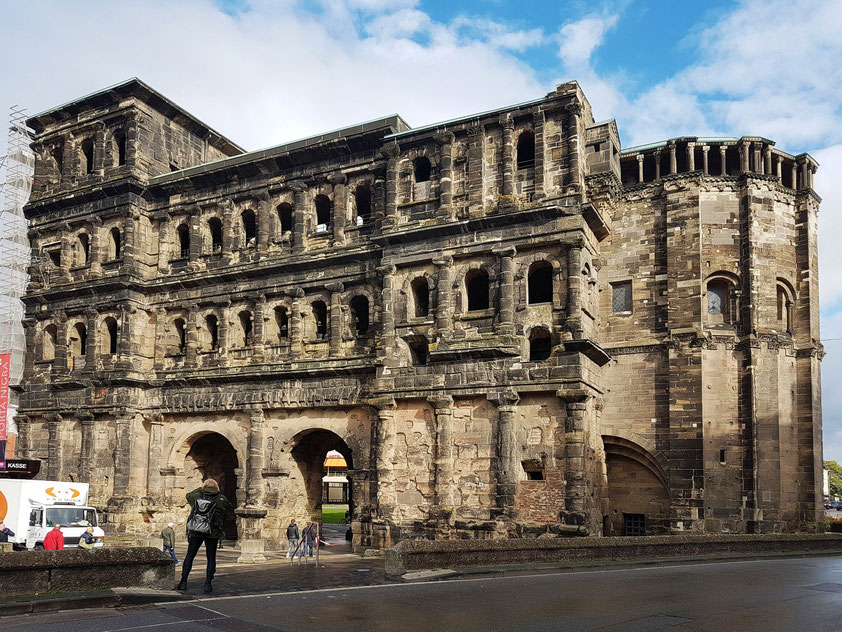 Trier. Porta Nigra (Stadtseite),  ein ehemaliges römisches Stadttor und bekanntes Wahrzeichen der Stadt Trier (um 180 n. Chr. erbaut)