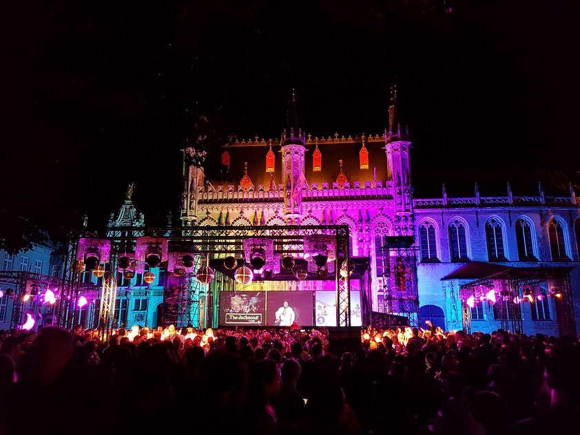 Brügge. Open Air Disco auf dem Burgplatz vor dem Rathaus