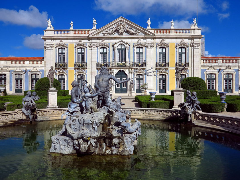 Palácio Nacional de Queluz, eine der größten Rokoko-Schlossanlagen Europas, im Vordergrund der Neptunbrunnen