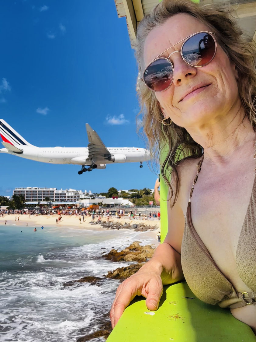 Blick auf den attraktiven Maho Beach mit den landenden Flugzeugen