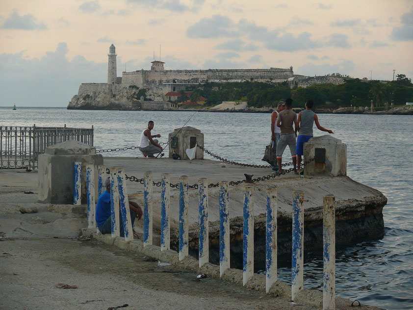 Blick vom Malecón zur Hafeneinfahrt (Canal de Entrada) und zum Castillo de los Tres Reyes del Morro, 1589