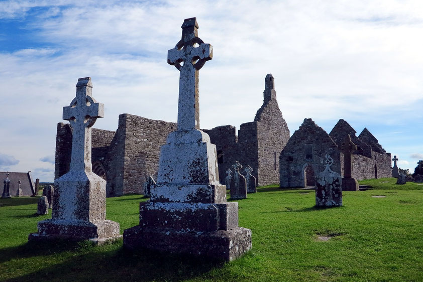 Clonmacnoise. Kathedrale (909 n. Chr.) mit zahlreichen Grabplatten und Temple Doolin