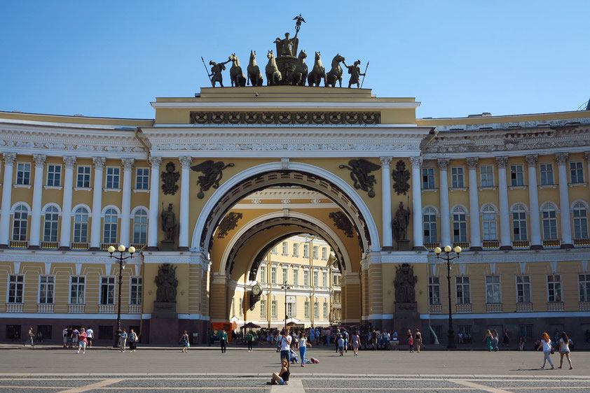 Gebäude des Generalstabs (1819–1821) mit doppeltem Triumphbogen und römischer Quadriga.