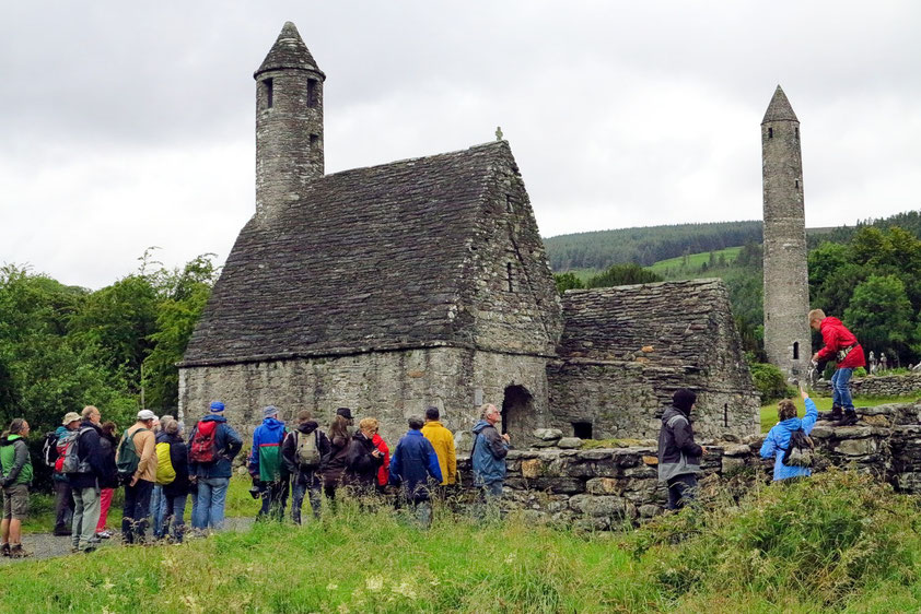 Glendalough. Die Kapelle aus dem 11. Jahrhundert erhielt wegen des an einen Kamin erinnernden Turms die Bezeichnung St. Kevin’s Kitchen. Im Hintergrund der 33 m hohe Rundturm der Klosteranlage, der während der Wikingerinvasion um 1066 errichtet wurde.