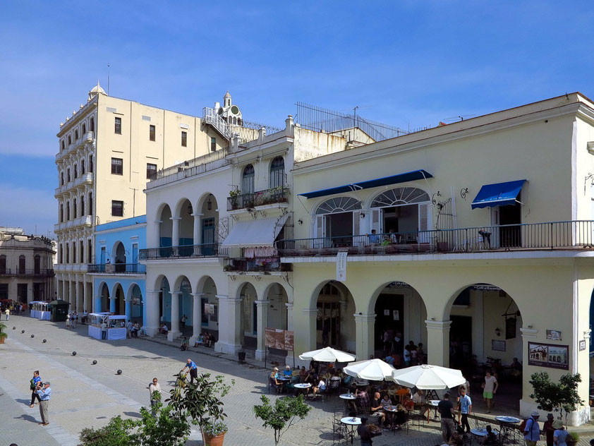 Plaza Vieja, Ostseite. Rechts Café Escorial mit kubanischen Kaffeespezialitäten