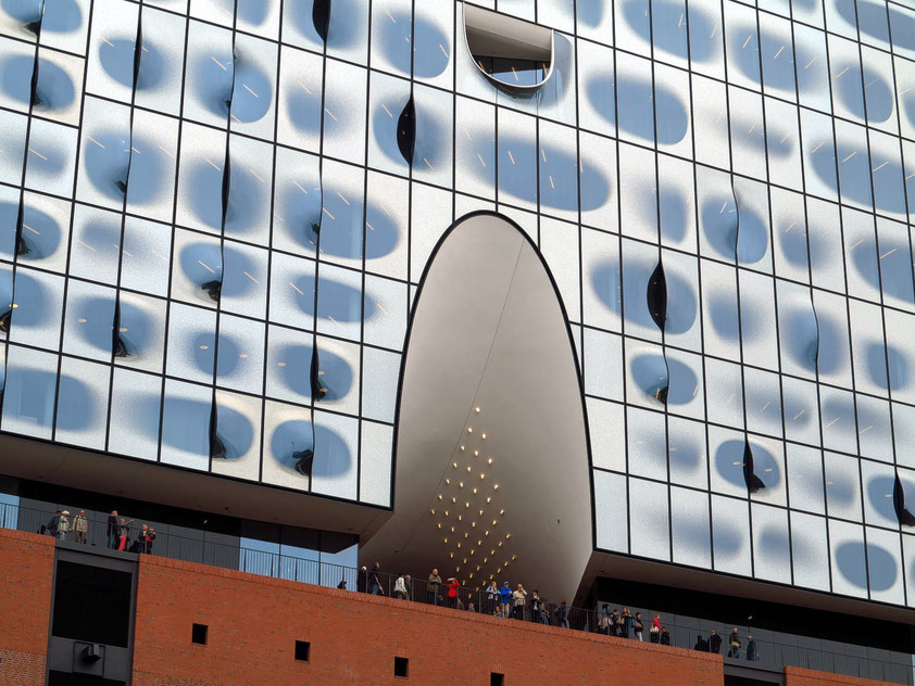 Blick zum Außenrundgang der Plaza um das Gebäude.