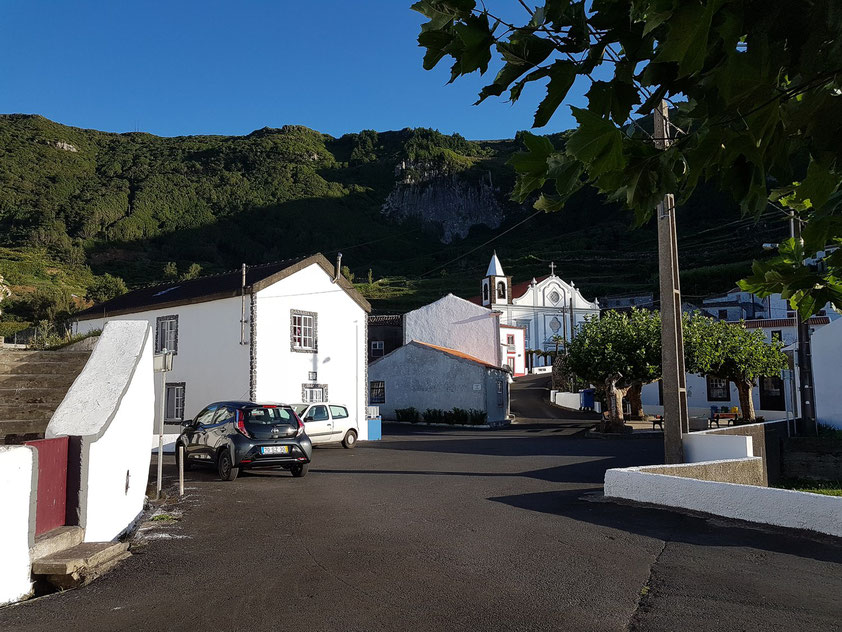 Flores, Blick von der Bar in Fajãzinha auf den Ortskern mit der Kirche Nossa Senhora dos Remédios