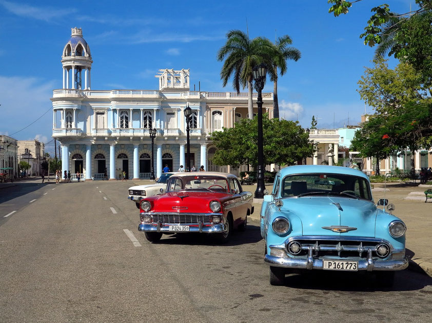 Cienfuegos, Plaza de Armas (UNESCO-Weltkulturerbe) mit repräsentativen Gebäuden (Palacio Ferrer) und Oldtimern 