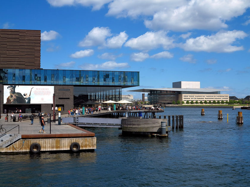 Kopenhagen. Das neue Schauspielhaus (Skuespilhuset)(links) und das neue Königliche Theater (Operaen)