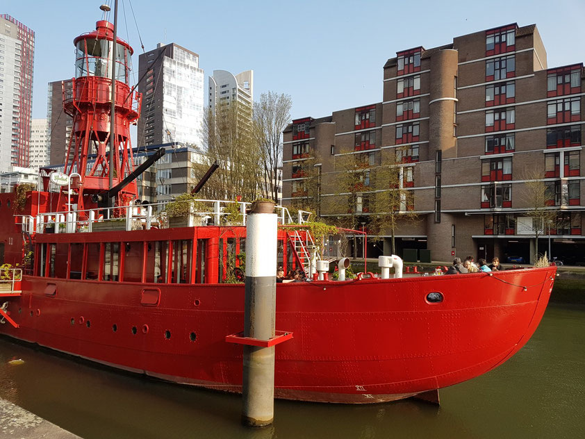 Ehemaliges Feuerschiff mit Gastronomie im Wijnhaven (vessel11.nl)