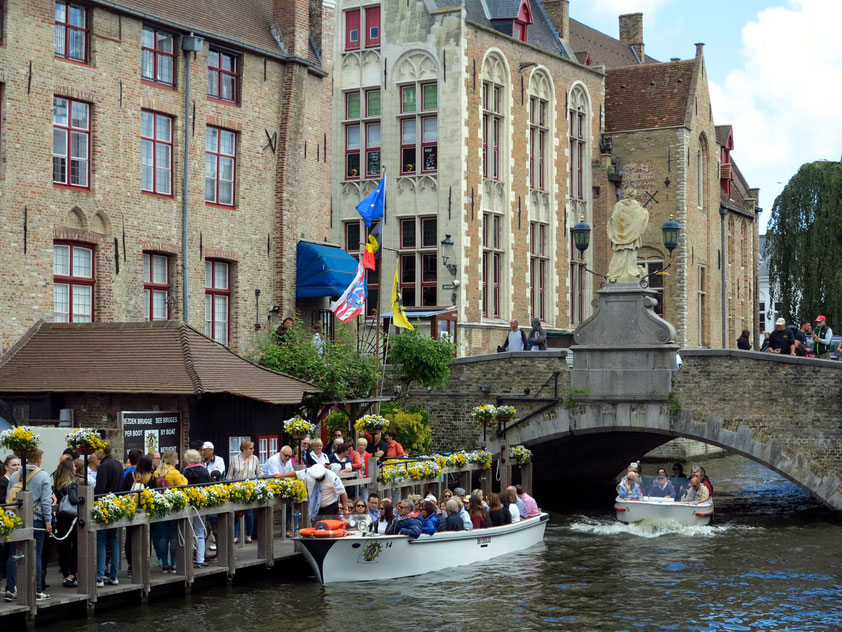 Brücke über den Dijver mit Nepomuk-Statue