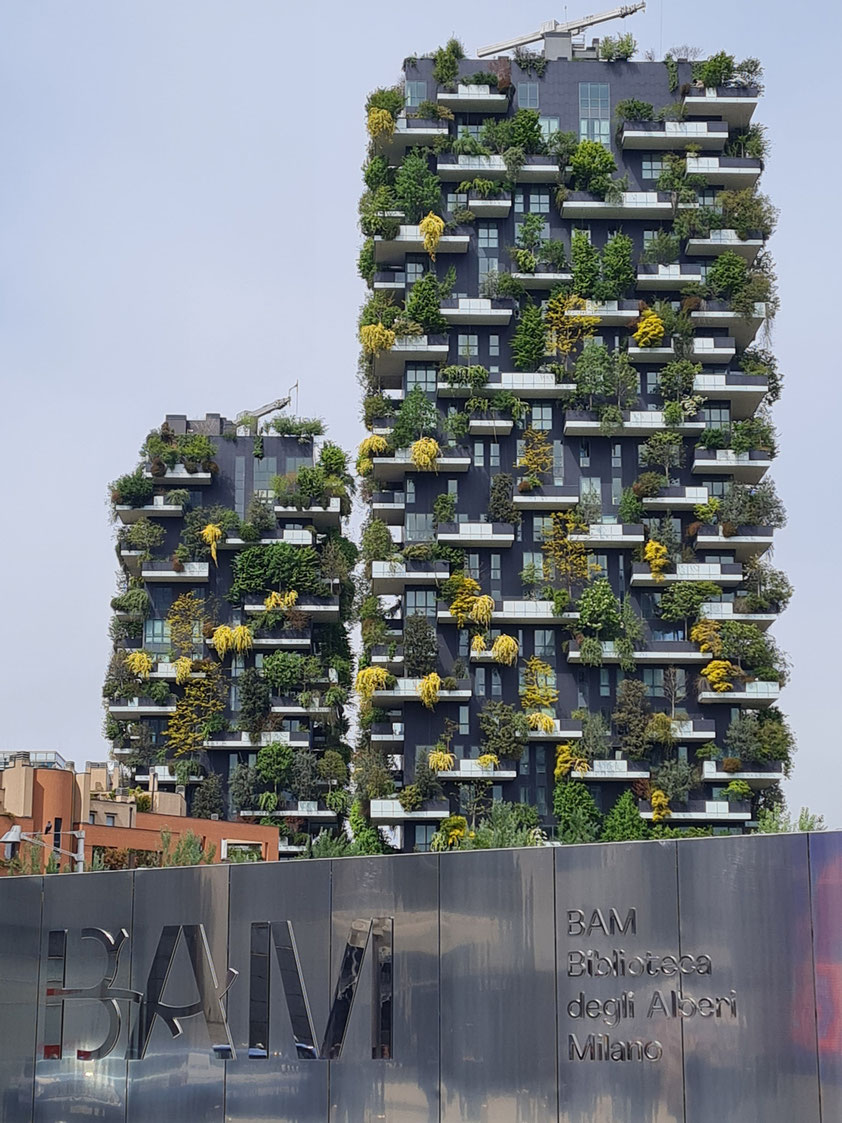 Milano, Bosco Verticale. Von Bäumen, Sträuchern, Stauden und Bodendeckern an der Fassade begrünte Zwillingstürme mit Wohnungen