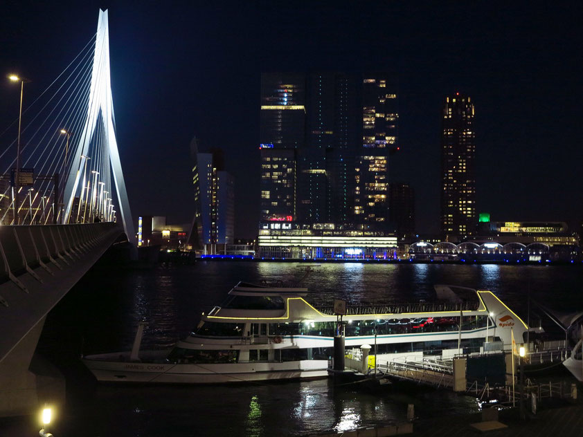 Das moderne Rotterdam bei Nacht: Erasmusbrücke, KPN-Tower und De Rotterdam