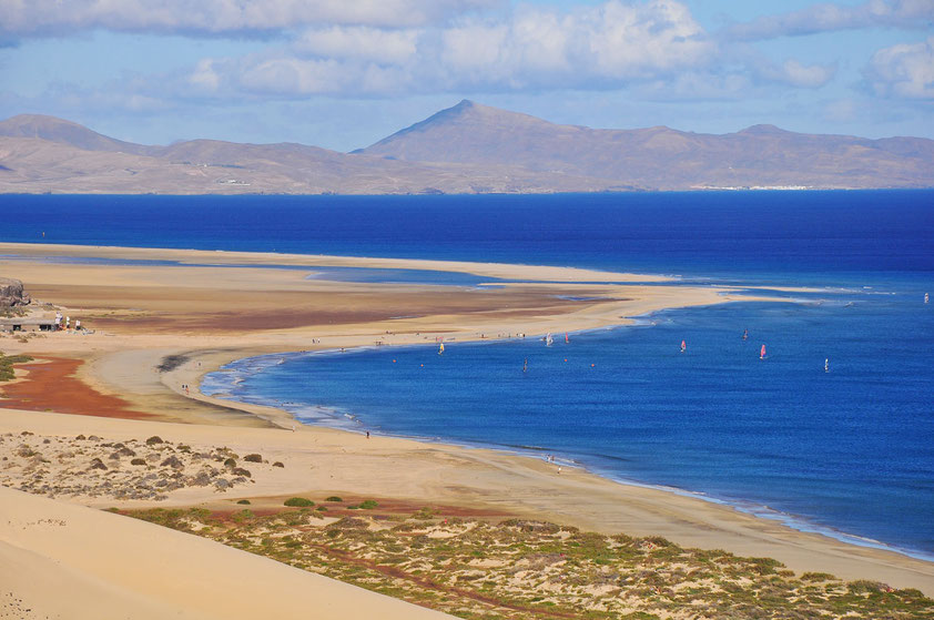 Blick von der Aussichtsplattform des Mirador del Salmo nach NE auf die Playa de Sotavento