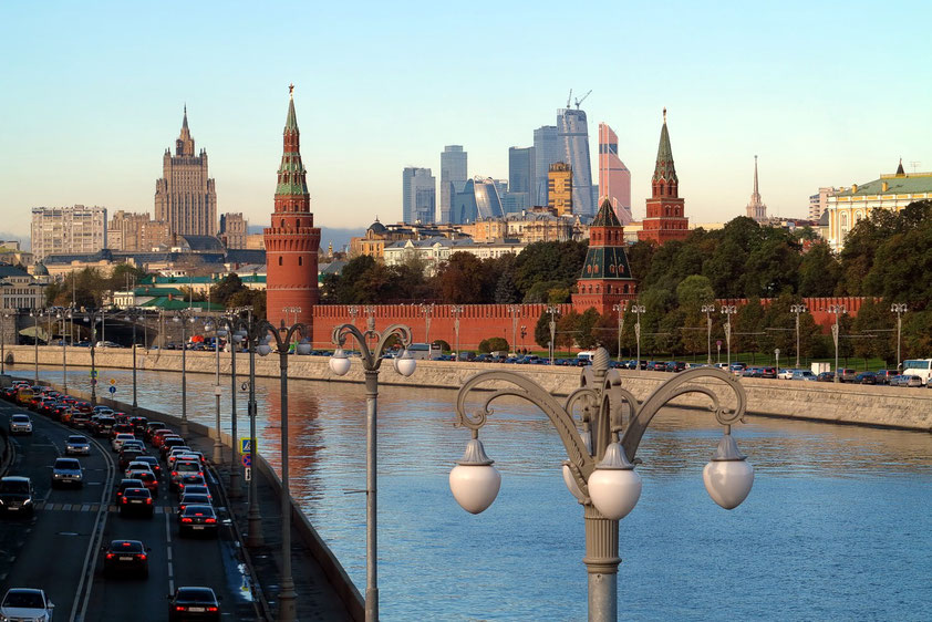 Blick von der Großen Moskwa-Brücke auf die Moskwa und den Kreml, im Hintergrund die Wolkenkratzer der neuen Moscow City