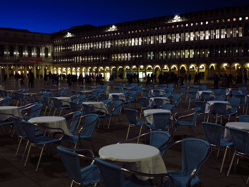  Auf dem Markusplatz mit leerem Caffè Aurora um 17:43 Uhr