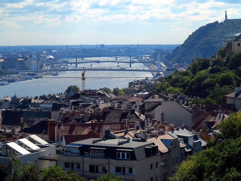 Blick von der Fischerbastei nach Süden auf die Donau mit ihren Brücken, rechts der Gellért-Berg mit der Zitadelle