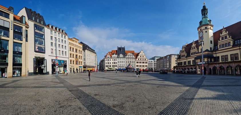 Leipzig, Marktplatz mit Altem Rathaus (Stadtgeschichtliches Museum) (rechts), und Einkaufszentrum Marktgalerie (links)