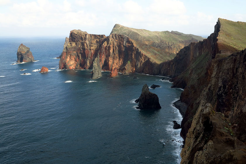 Felsformationen aus erstarrter Lava vor Ponta de Sao Lourenco