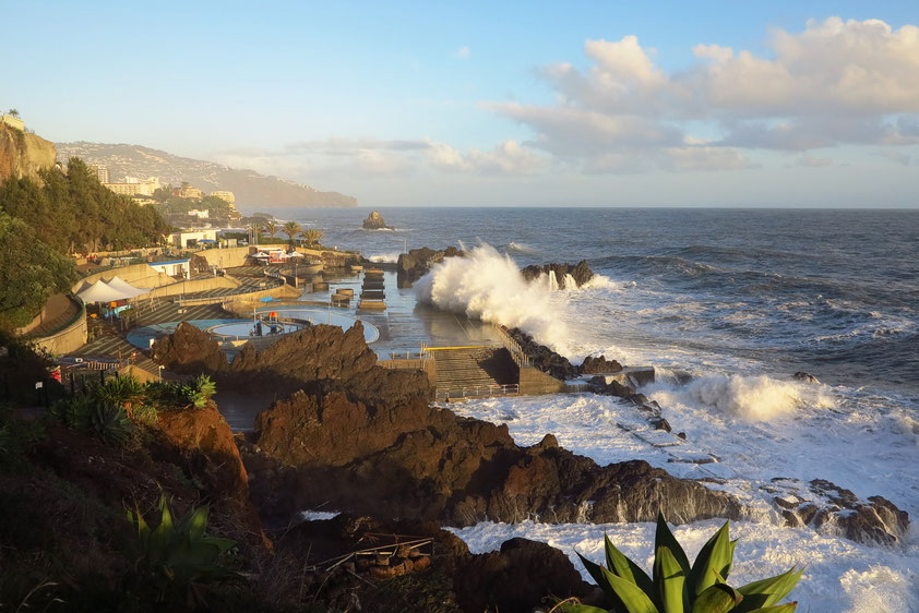 Nach dem Sturm am 11. 12. 2014. Lido der Hotelzone von Funchal, Meerwasserschwimmbecken