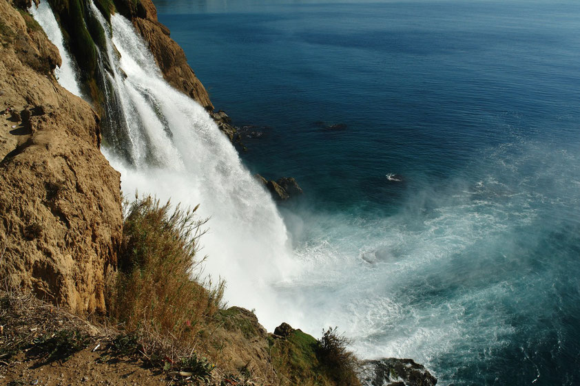 Absturz der Düden-Wasserfälle ins Mittelmeer