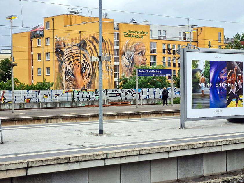 S-Bahnhof Berlin-Charlottenburg, Blick von den Bahnsteigen zur Seniorenpflege Birkholz