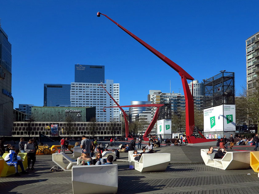 Blick vom Showburgplein nach NNW, auf das Konzerthaus De Doelen und Delftse Poort