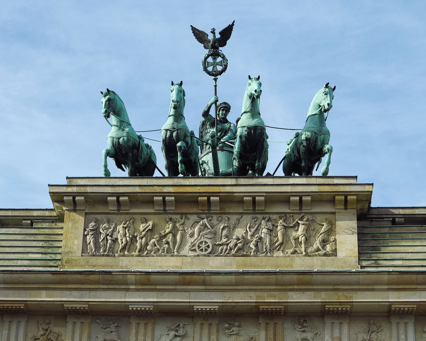 Quadriga (Vierergespann) auf dem Brandenburger Tor von Johann Gottfried Schadow 1793, ausgeführt von dem Kupferschmied Emanuel Jury