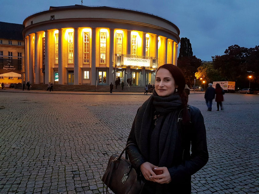 Tanja vor dem Saarländischen Staatstheater Saarbrücken (Ballett "Dornröschen" von Peter Tschaikowsky in der Choreographie von Stijn Celis)