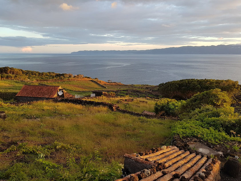 Blick aus unserem Schlafzimmer der Casa da Vinha, am Horizont die Insel São Jorge