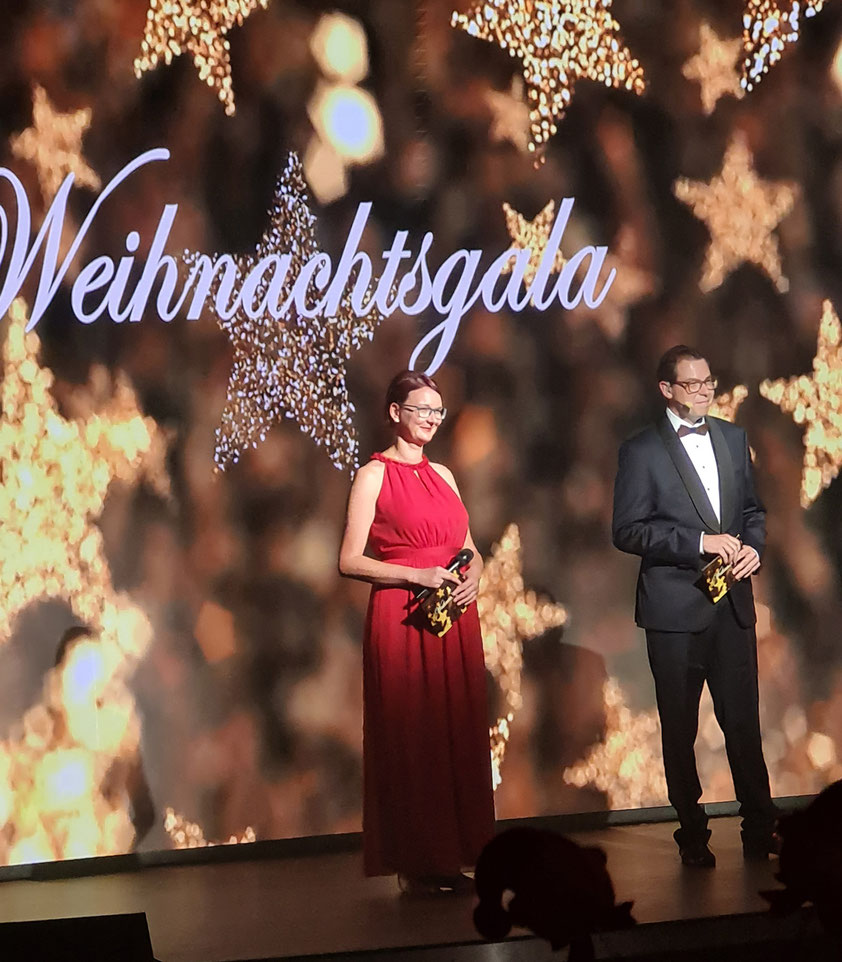 Weihnachtsgala im Theatrium mit Hotel-Direktorin Heidi Rothe und Entertainment-Manager Tobi Klaus ('de Tobi')