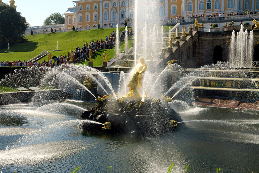 Der Samsonbrunnen von 1734 vor dem Großen Palast versinnbildlicht den Sieg bei Poltawa. Peter I. wird als biblischer Held dargestellt, der dem Löwen (Schweden) das Maul aufreißt und ihn besiegt.