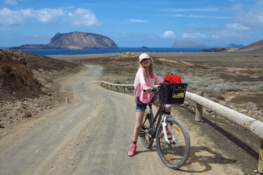 Asphaltierte Straßen gibt es nicht auf Graciosa. Mit dem Leihfahrrad oder dem allradangetriebenen Miettaxi lässt sich die Insel erkunden.