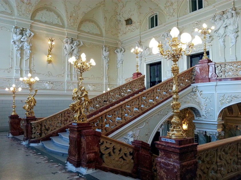 Seitliches Treppenhaus im Rokoko-Stil