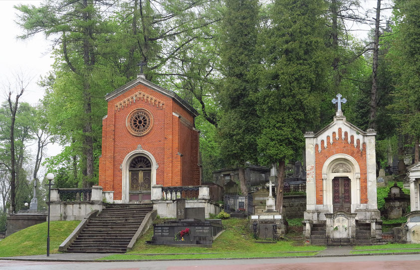 Lytschakiwski-Friedhof mit pompösen Mausoleen und rührenden trauernden Grabskulpturen