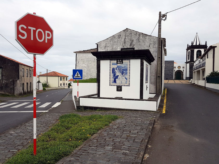 Dorf Cedros auf Faial, Brunnen und Kirche Santa Bárbara