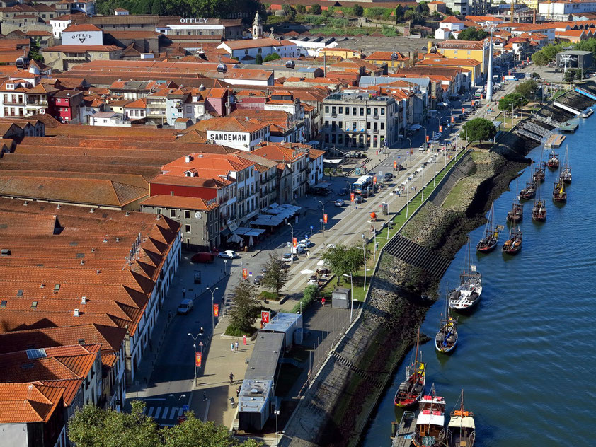 Blick von der Ponte Luís I auf Vila Nova de Gaia mit verschiedenen Portweinkellereien und Portweinschiffen (barcos rabelos)