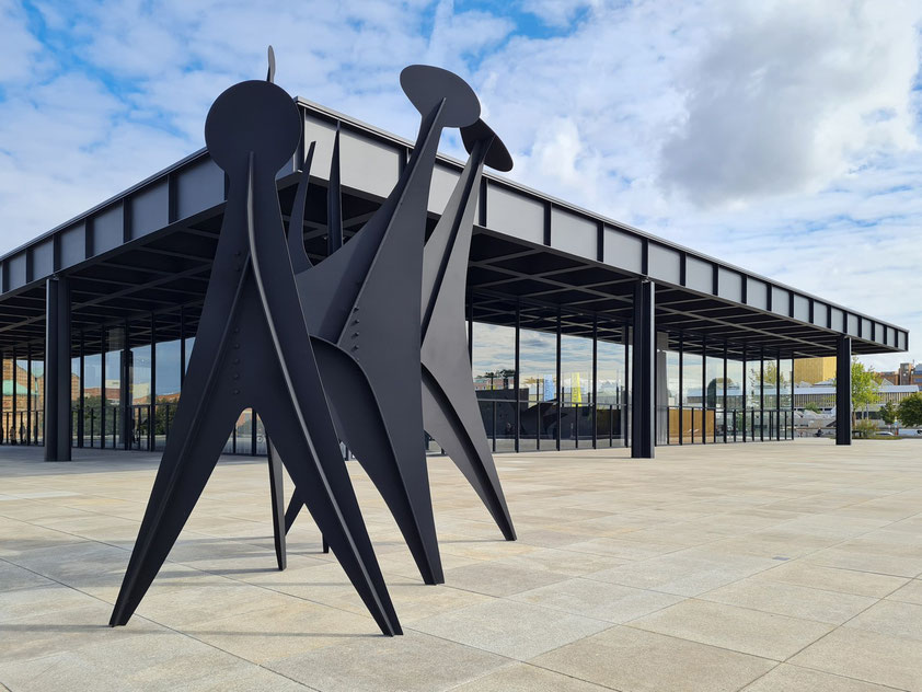 Berlin, Neue Nationalgalerie 2021 (Architekt: Ludwig Mies van der Rohe), mit Skulptur Têtes et Queue von Alexander Calder