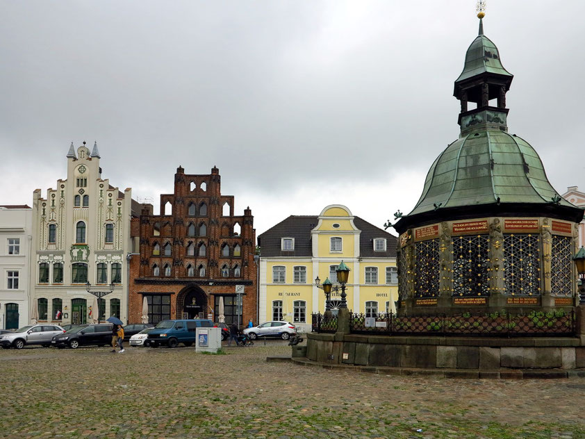 Wismar, Wasserkunst Am Markt, Backsteinhaus Bürgerhaus „Alter Schwede“