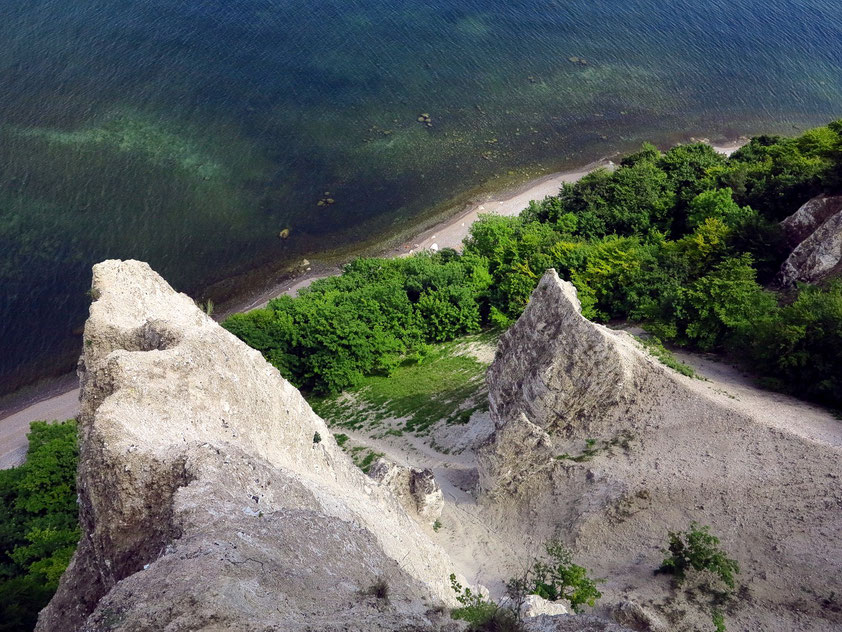 Blick von der Viktoriasicht hinab zum Meer auf die Kreidefelsen