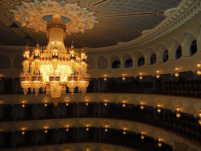 Staatliches Sacharia-Paliaschwili Theater für Oper und Ballett, Zuschauersaal mit Rängen und Kronleuchter