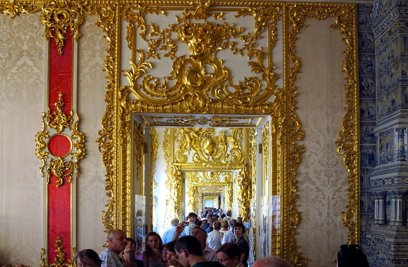 Die goldene Zimmerflucht des Architekten Rastrelli zeigt den Prunk der reichlich vergoldeten Räume, die folgenden klassizistischen Räume strahlen dagegen die Atmosphäre der Ruhe aus.